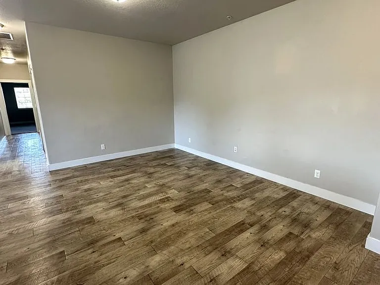 Creekside Oaks Apartments — Photo 4