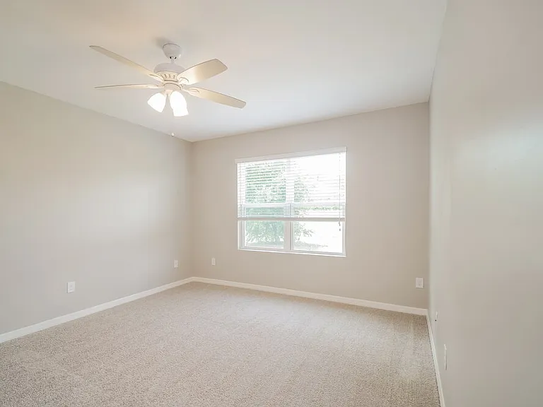 218 SE 8th St — Photo 9