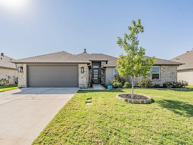412 Brinkley Dr — Photo 1