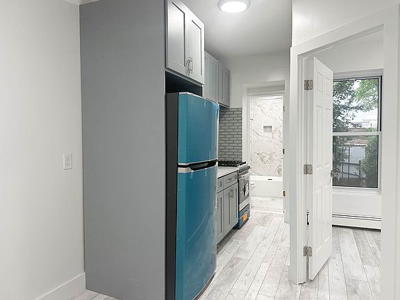 2nd image of 376 Columbia St #2