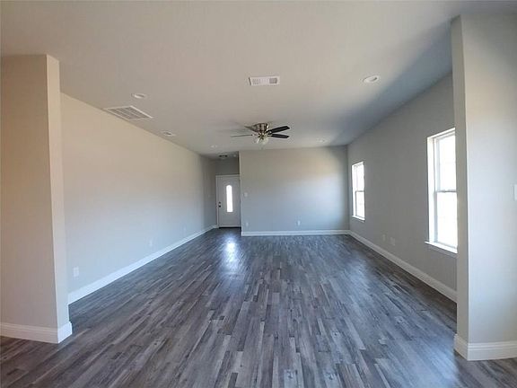 3rd image of 215 Peters St