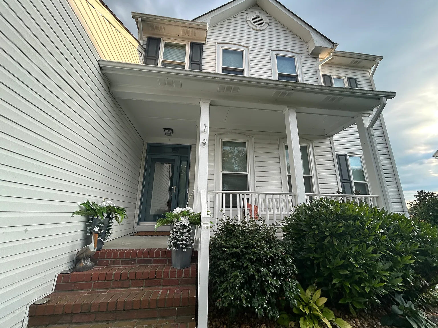 4 bed, 2300 sqft, $3,300 — Photo 3