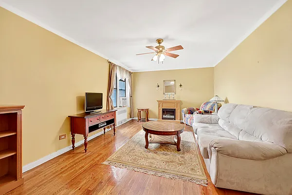 Sold by REMAX Elite | media 13