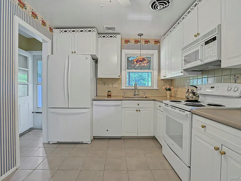 24 Grover Ave — Photo 8