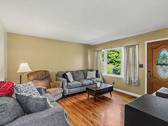 3rd image of 407 Portland Rd
