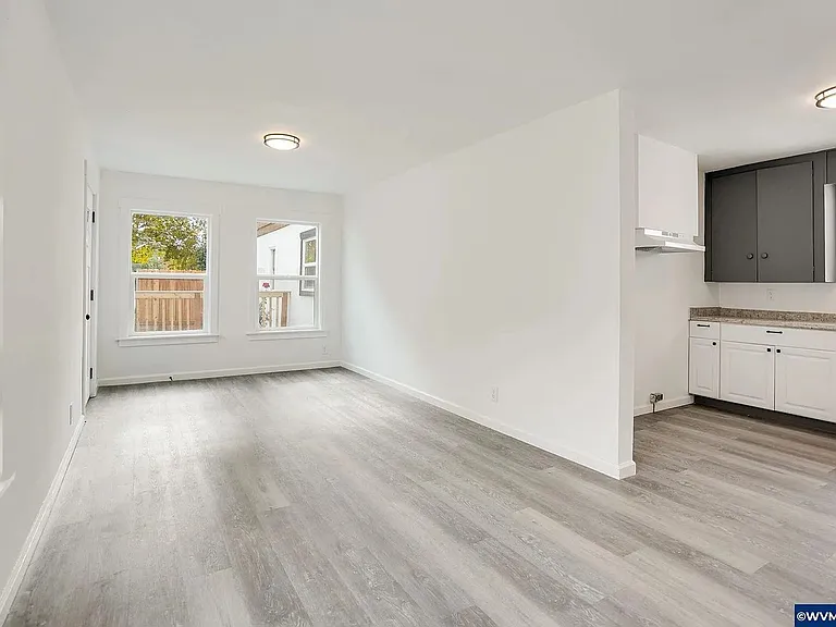 242 Jackson St E — Photo 15