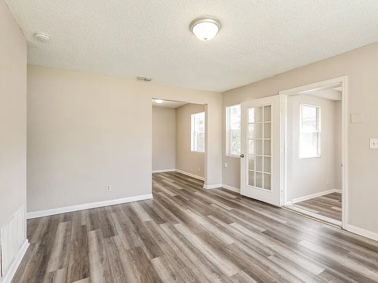 5528 Vernon Rd — Photo 5