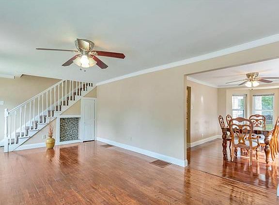3rd image of 9439 Roslan Pl