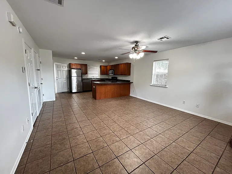 1899 W Stone St #3 — Photo 5