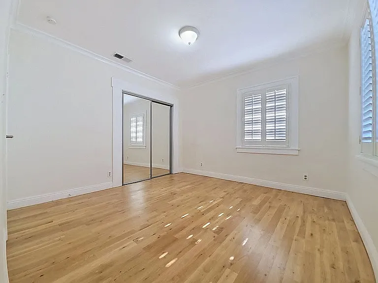 3819 S Van Ness Ave — Photo 12