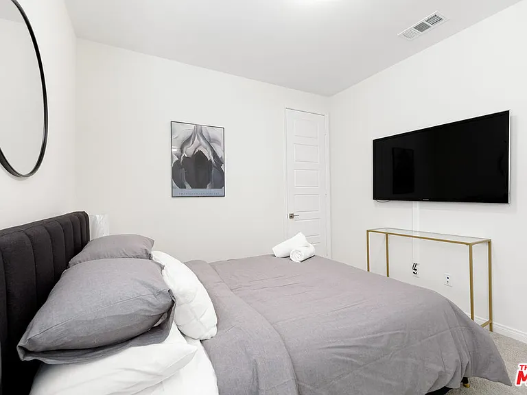 768 Daniel Freeman Cir — Photo 9