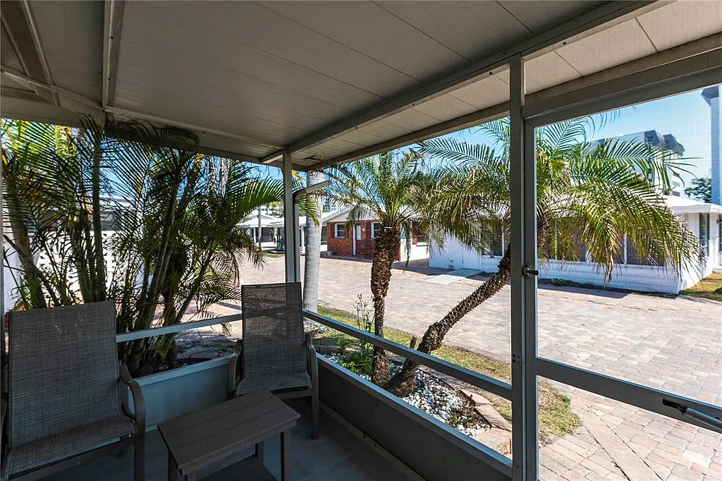 1 bed, 1.0 bath, 696 sqft, $7,470 — Photo 3