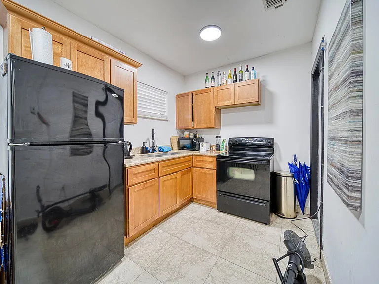 417 NE 26th St #5 — Photo 10