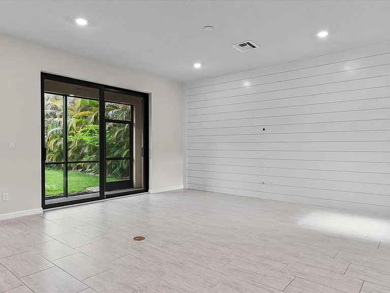 640 SE Monet Dr — Photo 11