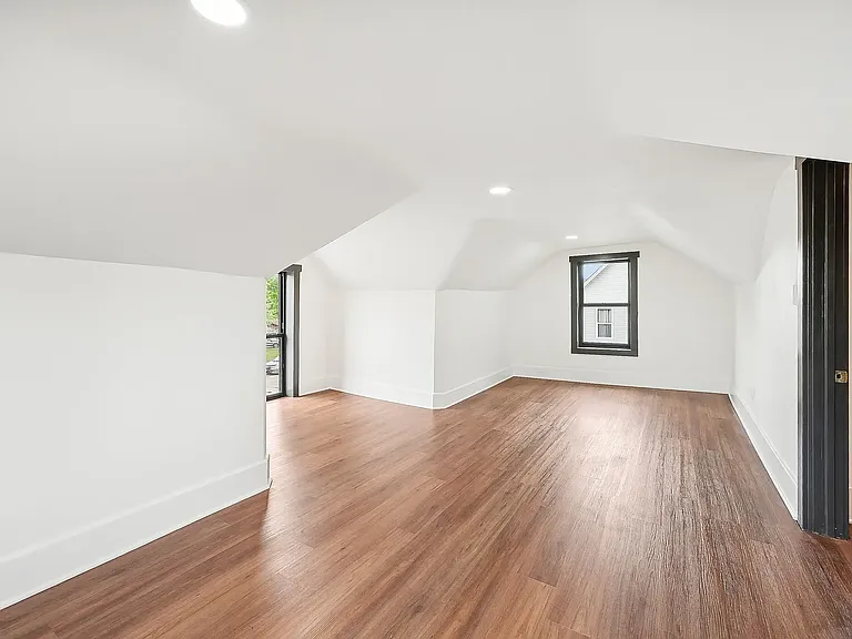 76 Market St — Photo 41