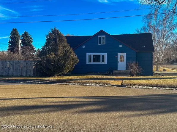 507 1st St SW, Bowman, ND 58623