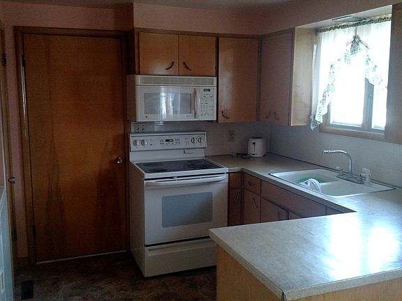 3rd image of 906 E 6th St