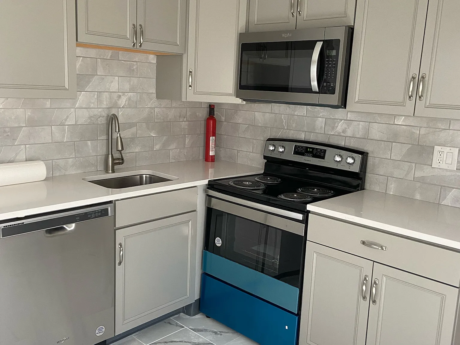 8 Strathmore Ln — Photo 4