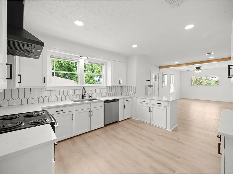 620 S Bell St — Photo 14