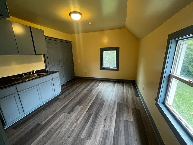 95 Carl St — Photo 2