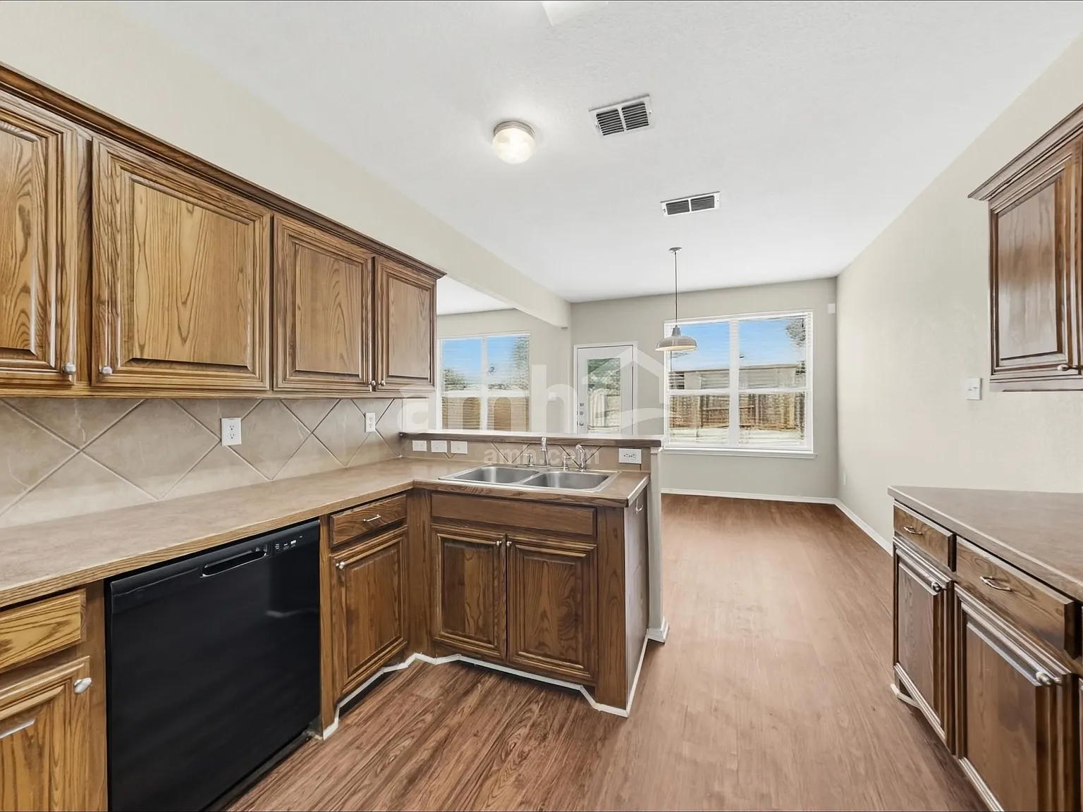 5 bed, 3.5 bath, 2721 sqft, $2,095 — Photo 4