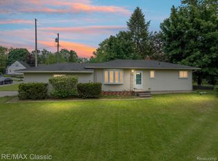 94 Crescent Lake Rd, Waterford, MI 48327