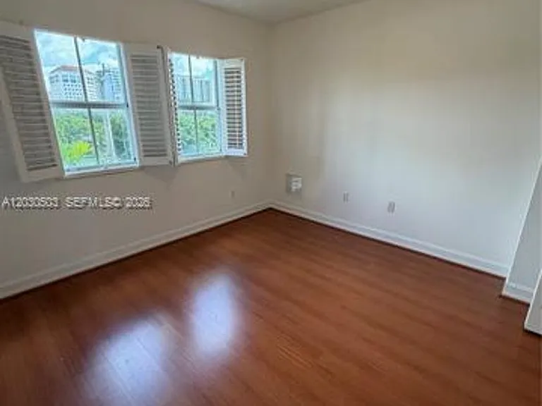 101 Sidonia Ave #402 — Photo 7