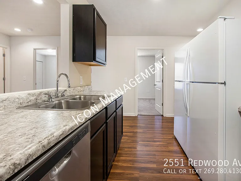 2551 Redwood Ave — Photo 6