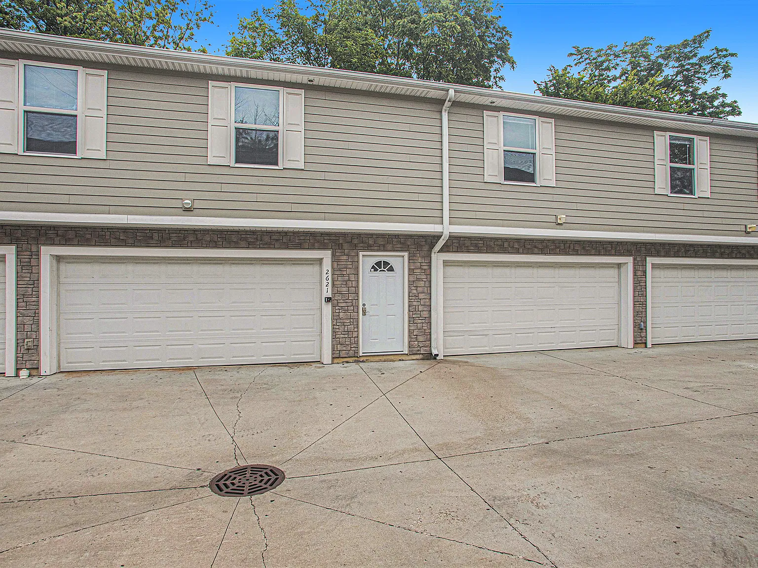 5 bed, 2300 sqft, $2,875 — Photo 2