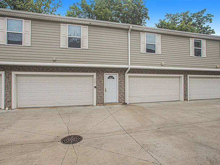 2621 Redwood Ave — Photo 2