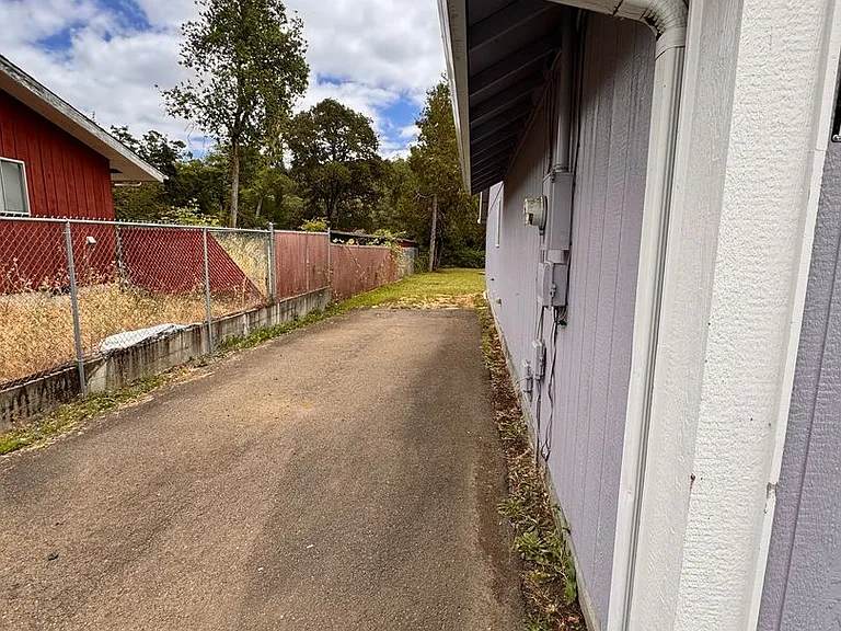 811 NE Newton Creek Dr — Photo 16