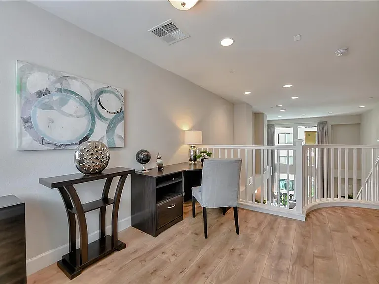 131 Hudson Pl — Photo 5