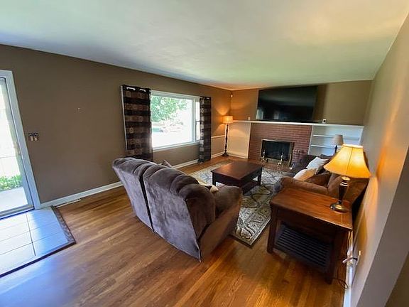 2nd image of 209 Pin Oak Dr