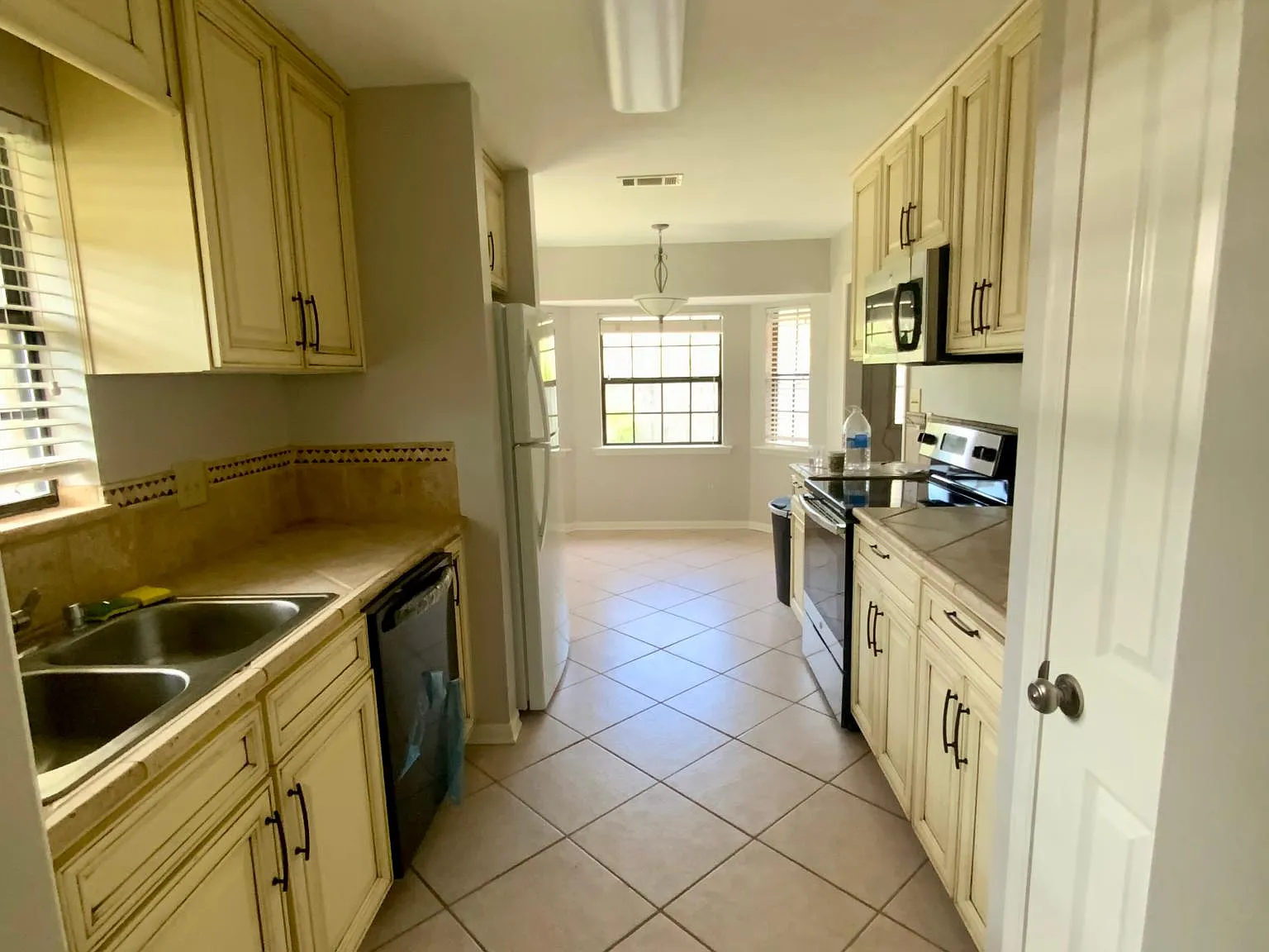 3 bed, 1566 sqft, $2,300 — Photo 1