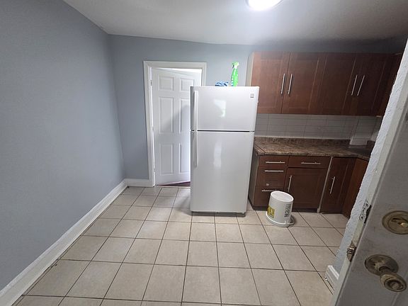 4th image of 550 N Grove St #3