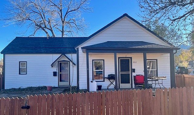 rental unit is side without porch