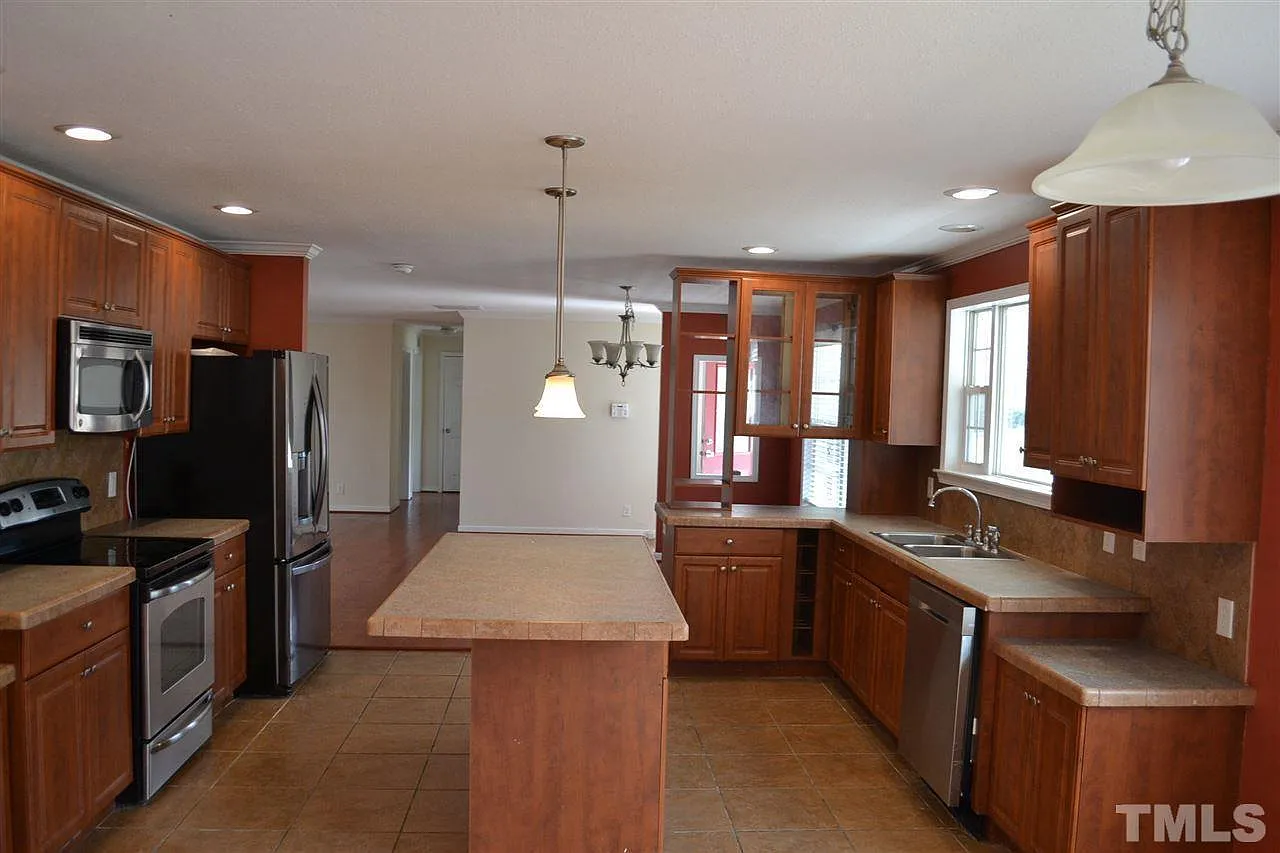 4 bed, 2.0 bath, $2,600 — Photo 4