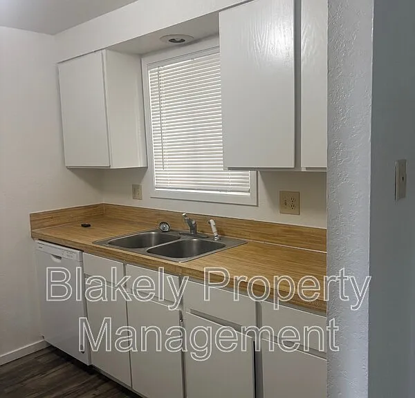 3047 N Linda Vista Ln — Photo 4