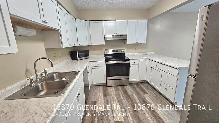 "Charming 3-Bedroom Haven with 2 Full Baths at Spacious 1000 Sq Ft Living!" — Photo 2