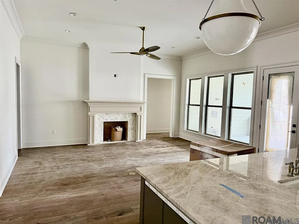 3 bed, 2320 sqft, $4,200 — Photo 4