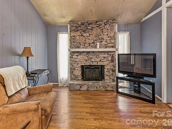 3rd image of 51 Rising Meadow Ln