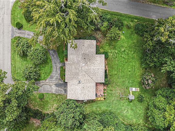 3rd image of 277 E Queens Dr