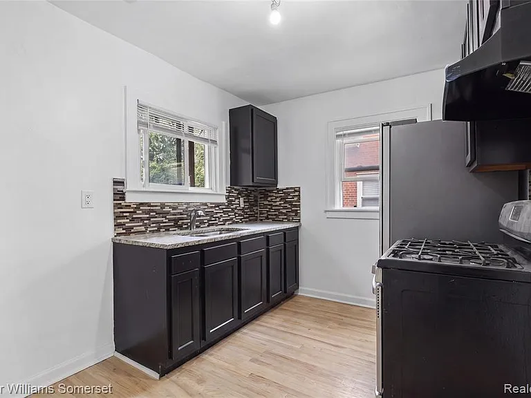 23525 Kress St — Photo 16