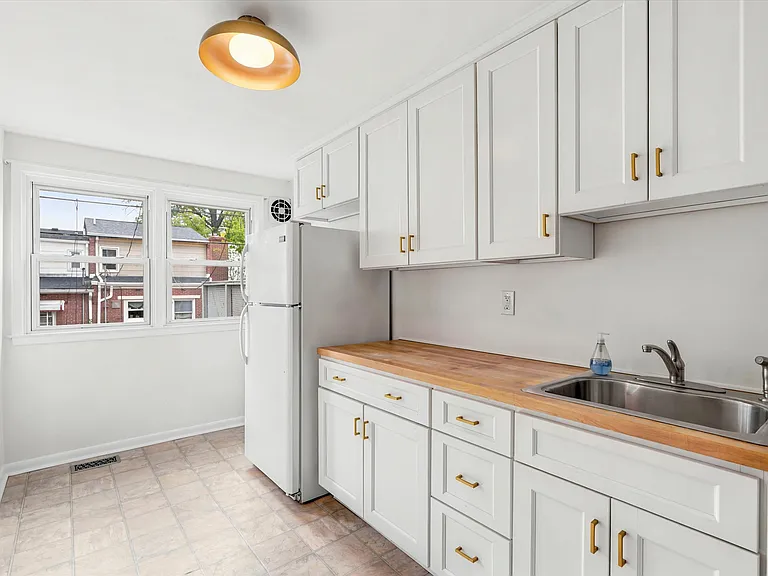889 Oxford Ave — Photo 8