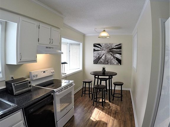 Eat-in kitchen/breakfast nook with big bright bay window
