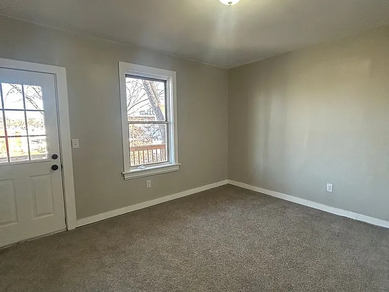 320 Maclay St — Photo 23