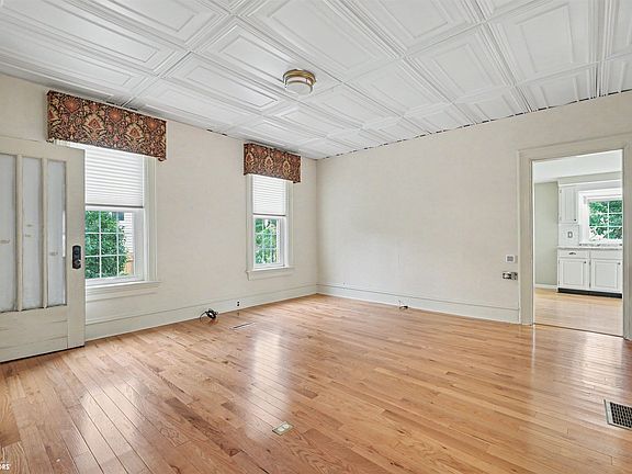 5th image of 712 W Main St