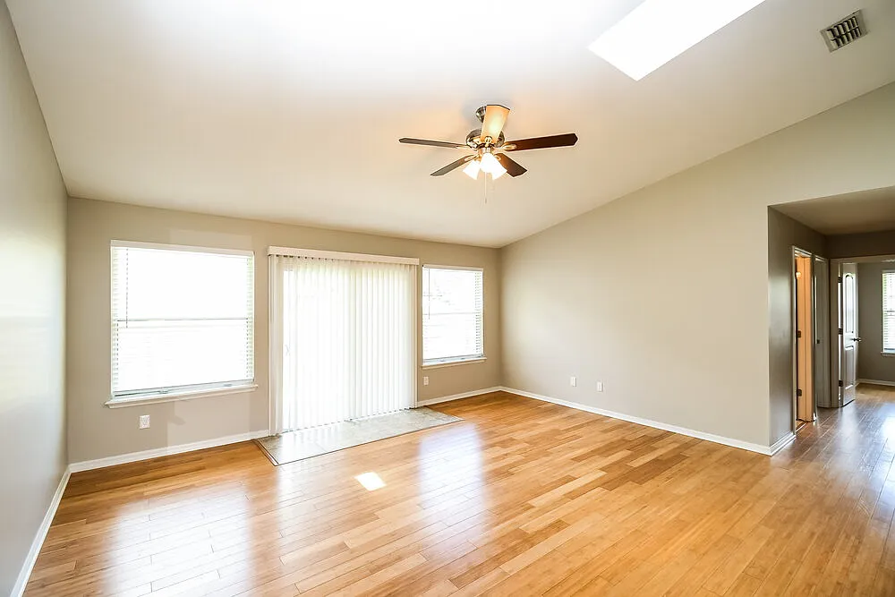 4 bed, 2.0 bath, 1832 sqft, $2,100 — Photo 3