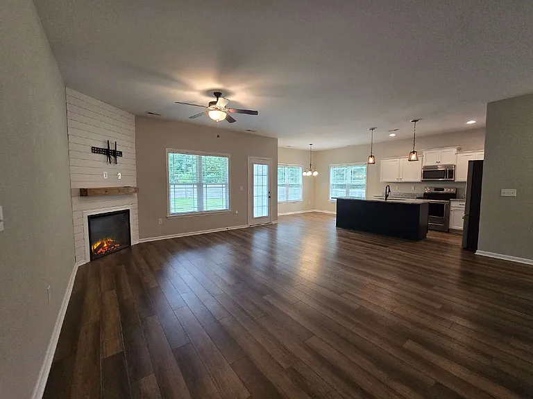 205 Buckeye Ct N — Photo 3