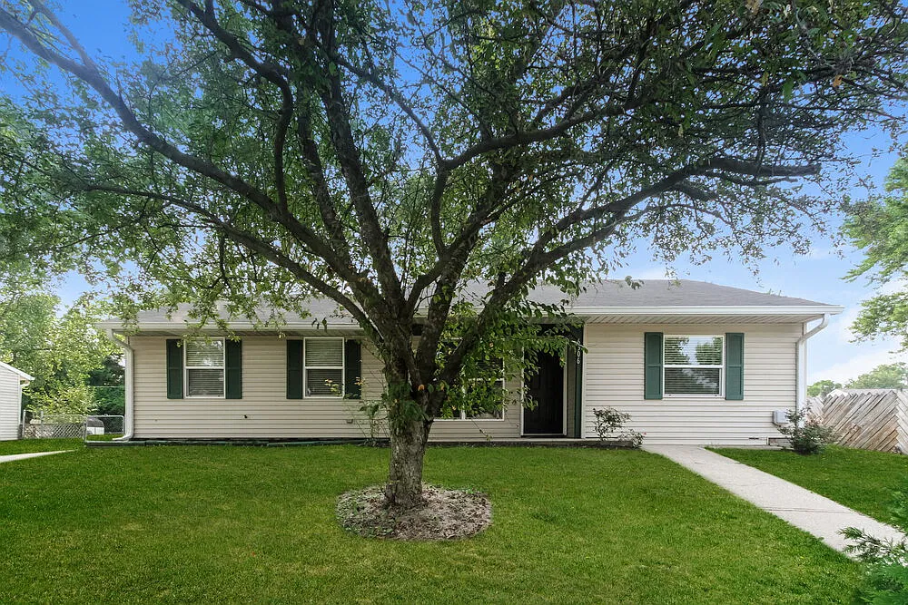 3 bed, 2.0 bath, 1390 sqft, $2,410 — Photo 1